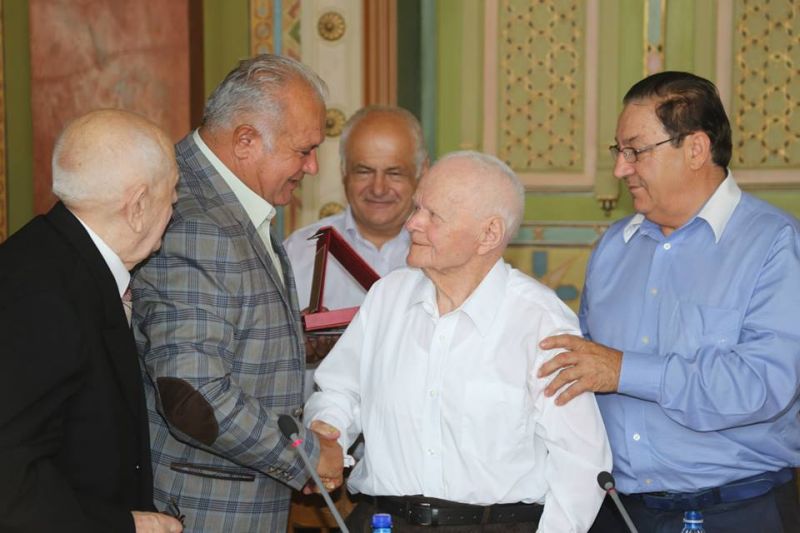 CJ Gorj a acordat diplome de excelenţă unui medic şi unui veteran de război