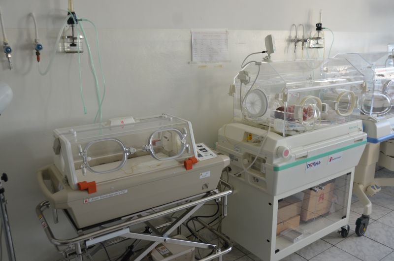 Medicul de gardă dormea! – Bebeluş în stare gravă la Craiova după ce mama a născut prematur, la SJU Târgu-Jiu, cu asistenta