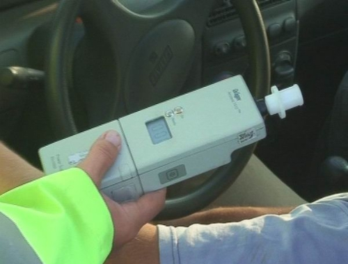 Mopedist beat şi fără permis, reţinut după ce a accidentat un octogenar