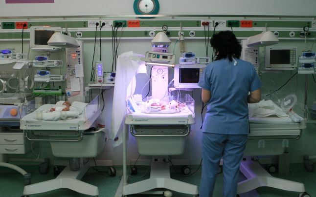 Naşteri puţine, divorţuri mai multe