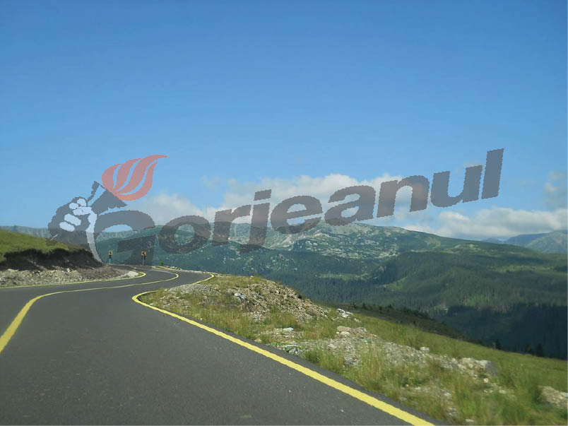 Frumuseţile de pe Transalpina, magnet pentru turiştii autohtoni şi străini