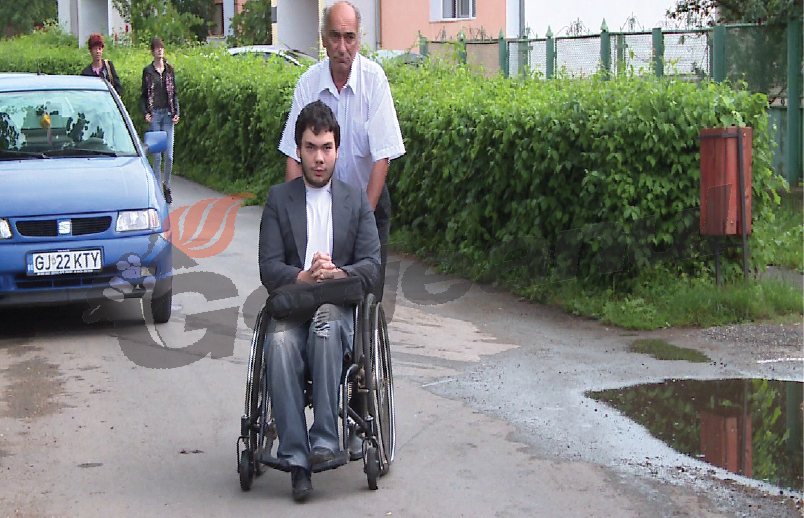 A dat Bacalaureatul în cărucior şi fără să-şi folosească mâinile
