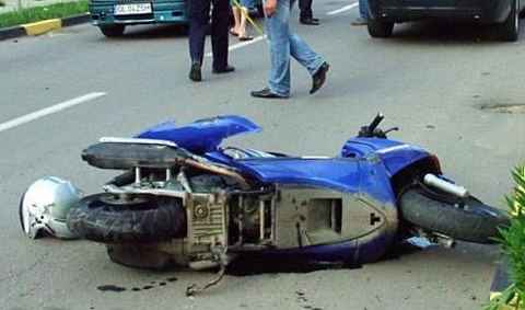 Femeie aflată pe motoscuter, lovită de o mașină