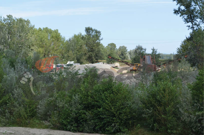 Autorităţile, de partea balastierei! Apele Amaradiei muşcă bucăţi mari din terenurile localnicilor din Brăteşti