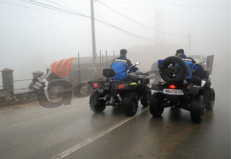 Hunedoreni rătăciţi pe munte, salvaţi de jandarmi şi poliţişti
