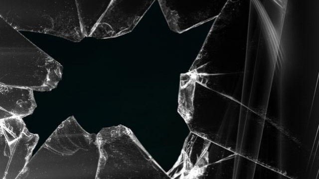 Geamurile unui magazin din Rovinari, sparte de un bărbat beat