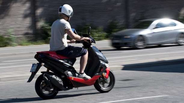 Pe moped, fără permis