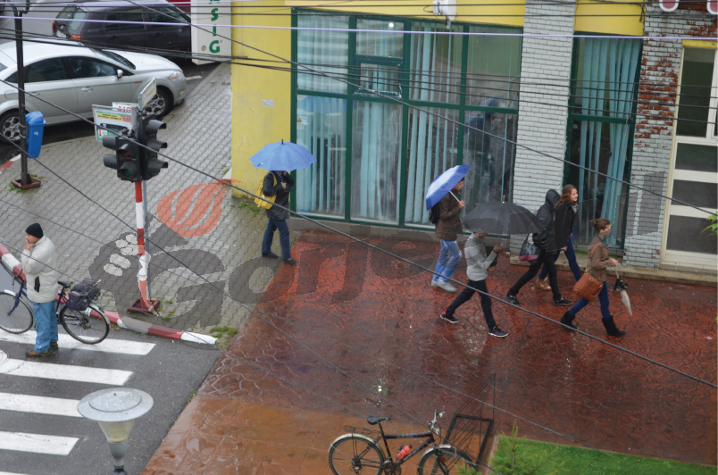 Scad temperaturile şi se instalează ploile