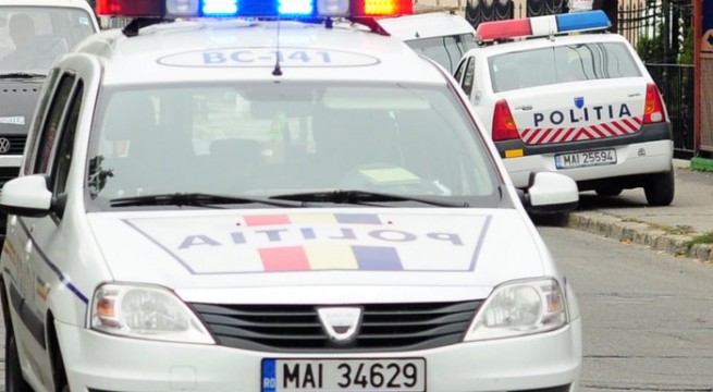 A intrat cu mașina într-un mal de pământ