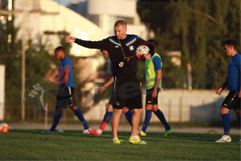 Timpul se scurge, atacantul întârzie să apară