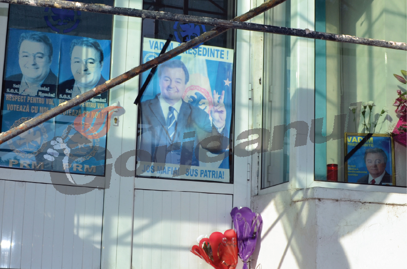 Flori şi lumânări aprinse la sediul PRM Gorj