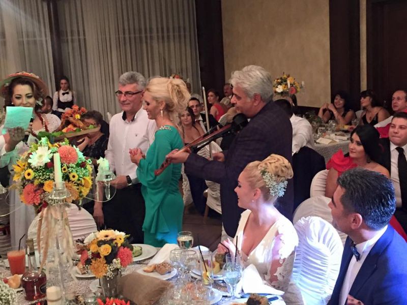 Nuntă în straie tradiţionale pentru cuplul Maria şi Marcel Toader! Designerul Mihai Albu, creatorul pantofilor miresei