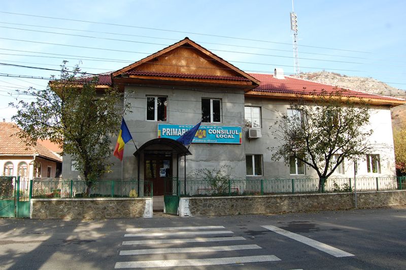 Deşeurile şi reţelele de canalizare atrag amenzi pentru primăriile din Gorj