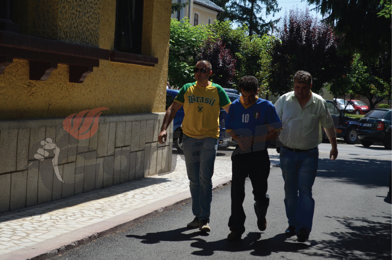 Tatăl, care şi-a înjunghiat fiul în inimă, rămâne după gratii