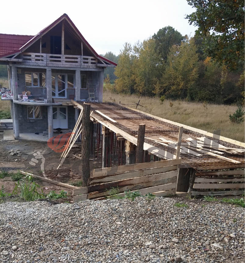 Și-a tras pasarelă direct din drumul național în casă!