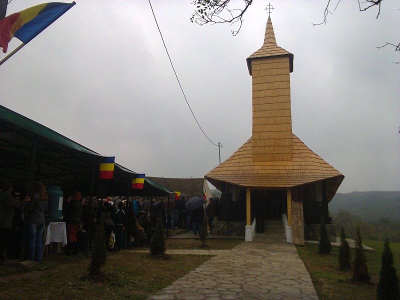 Sărbătoare Arhierească la resfințirea Bisericii din Parohia Slăvuța, Protoieria Târgu-Cărbunești, județul Gorj