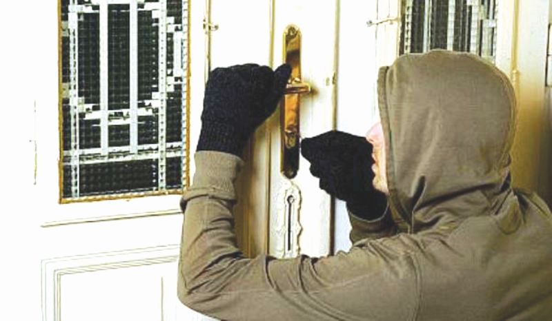 Tânăr reţinut pentru furt calificat