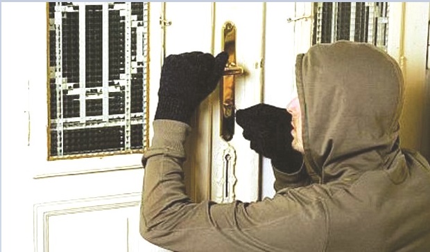 Anchetat după ce şi-a jefuit fratele