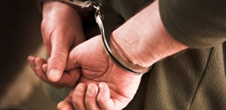 Reţinut după percheziţii