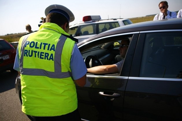 Şoferi fără permis, traşi pe dreapta de poliţişti