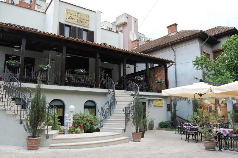 Vândută la licitaţie pentru recuperarea datoriilor / Pensiunea afaceristului Firiza rămâne şi fără dotările interioare