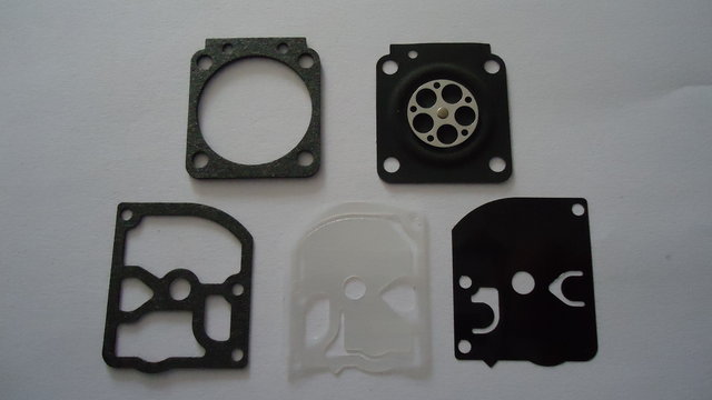 Anchetaţi pentru că vindeau piese fără certificat de autenticitate