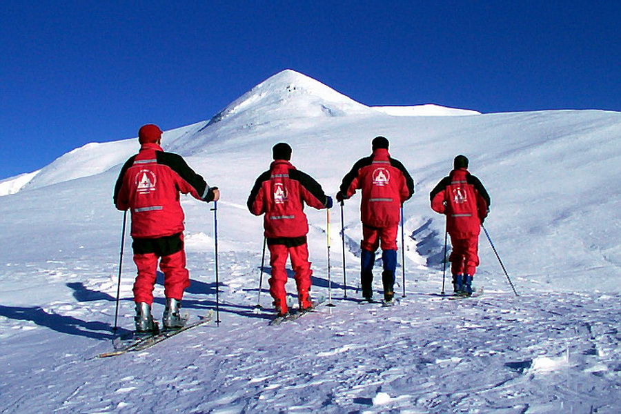 Zeci de centimetri de zăpadă la Rânca, Salvamontiştii verifică traseele montane