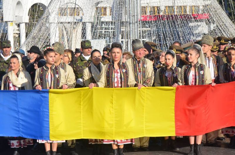 Mii de gorjeni au fost alături de autorităţi la Ziua Naţională a României