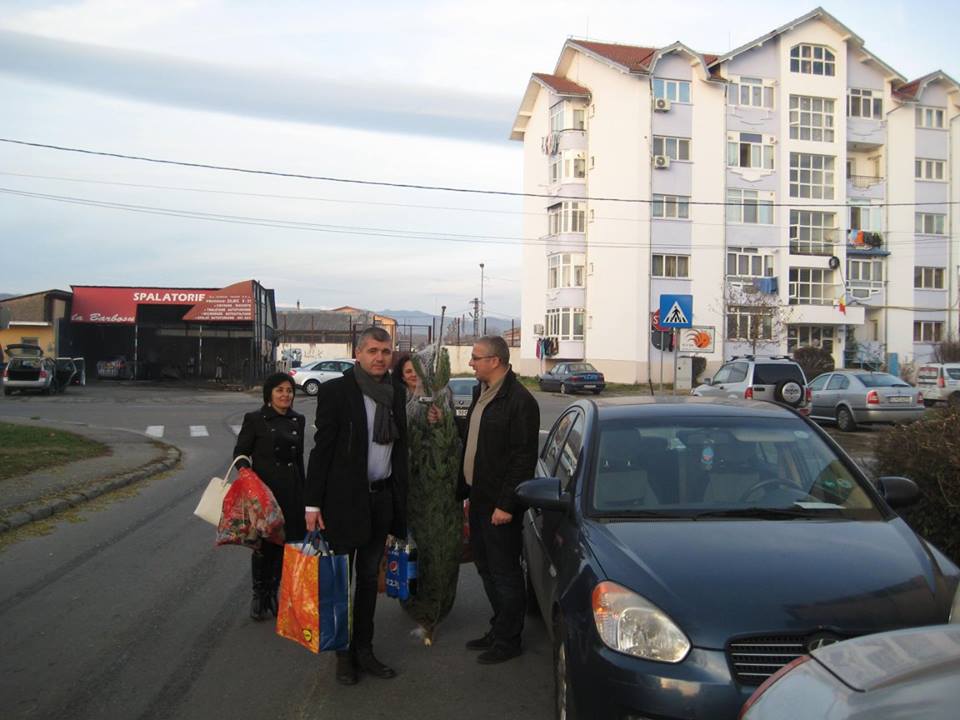 Radu Căliman şi dr. Bogdan Niculescu au adus „Zâmbetul de Sărbători” unei familii din Târgu-Jiu