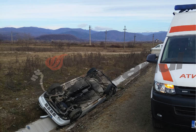 S-au răsturnat cu mașina la Iezureni