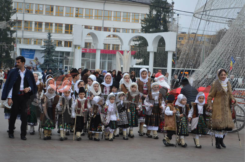 Spectacol de colinde şi obiceiuri în Piaţa Prefecturii