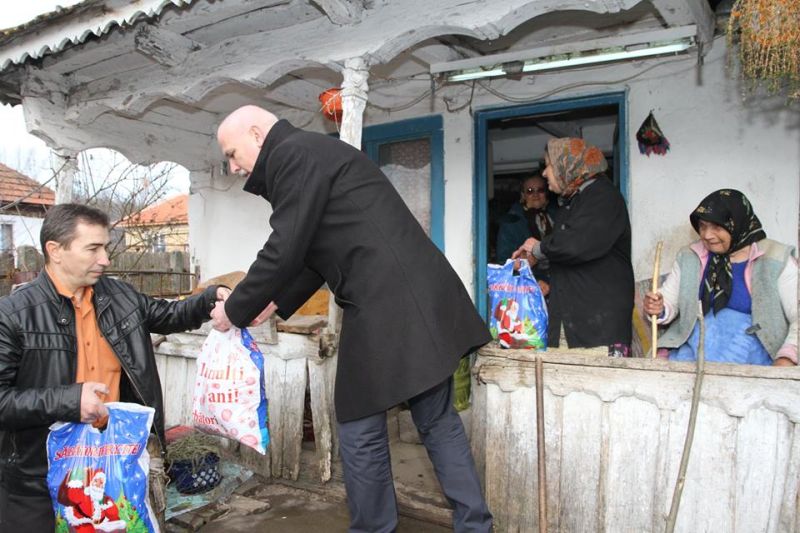 Brăduţi şi alimente pentru 50 de familii din Târgu-Jiu