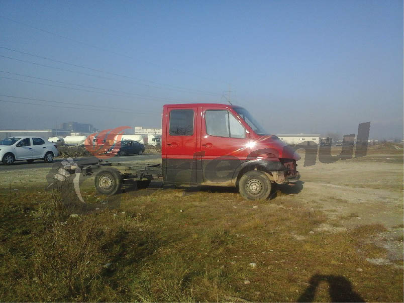 Autoutilitară a ANAF, abandonată pe un câmp din Târgu-Jiu fără motor şi fără o parte din caroserie