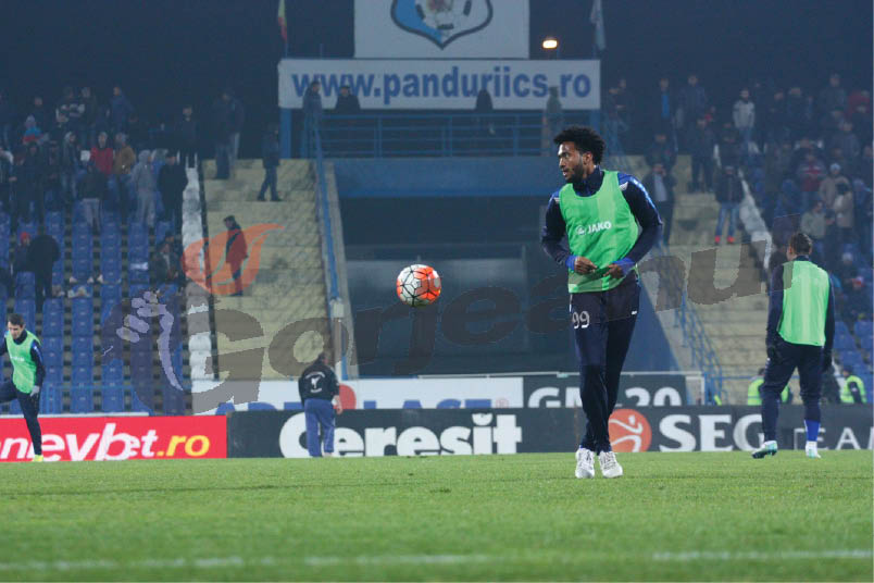 Patru afară, două în țară