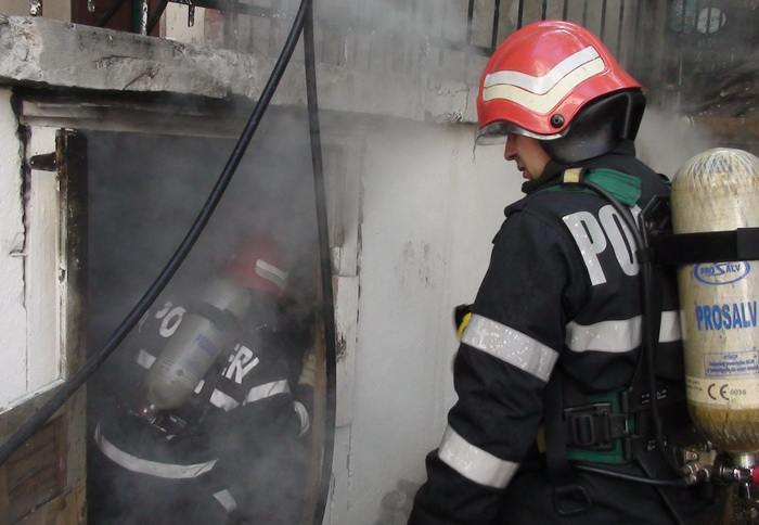 Subsolul unui bloc din Târgu-Jiu, cuprins de flăcări