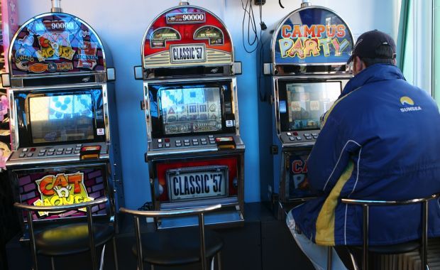 Tânăr reținut după ce a distrus mai multe aparate de jocuri de noroc