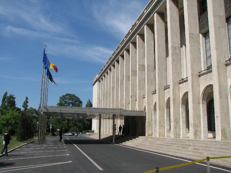 Corupţia, lipsa de educaţie şi incompetenţa autorităţilor-tarele societăţii româneşti post-decembriste