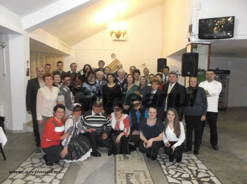 „Revelionul” pensionarilor din Tismana – Sponsorizaţi de Nelu Gruescu şi ajutaţi de Primărie, oamenii s-au simţit minunat!