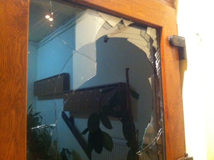 Au distrus uşa unui magazin