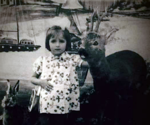 „Floare albă floricică/ Ce n-aş da să mai fiu mică!” Îndrăgita cântăreaţă de muzică populară, Cristina Olteanu, a devenit nostalgică în aceste zile după vremurile copilăriei. Născută la Târgu-Jiu, în data de 2 august 1972, artista este înfăţişată în fotografia de alături ca o copilă cochetă care, peste ani, s-a transformat într-o femeie frumoasă a cărei voce a devenit admirată în toată Oltenia şi nu numai. „Îmi amintesc cu nostalgie minunatele seri când ne strângeam cu toţii la şezătoare, unde, bineînţeles, eu eram micuţa lăutăriţă – spun asta pentru că mă acompaniam în cântecele mele cu acordeonul – instrument pe care l-am îndrăgit de când eram de-o şchioapă” – aşa îşi descrie Cristina Olteanu copilăria sa.