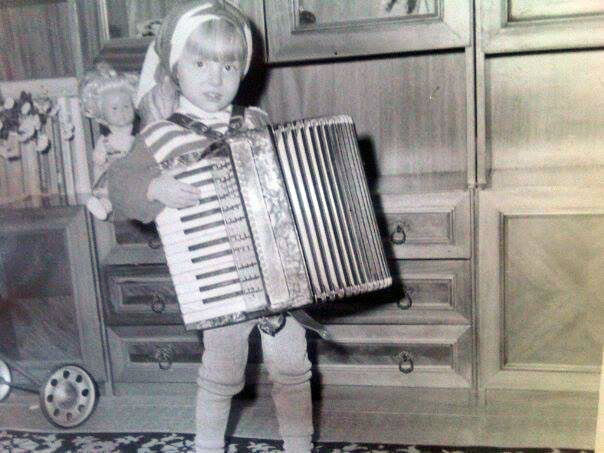 Căsătorită de câţiva ani cu târgujianul Răzvan Munteanu, cântăreaţa Delia a avut afinităţi către o carieră muzicală încă din primii ani ai copilăriei. În fotografia de alături, aceasta poate fi observată când, la doar câţiva anişori, ţinea în braţe un acordeon. Acum, aceasta scoate hit după hit şi are o strânsă legătură cu judeţul nostru, venind adesea în vizită la socrii săi.