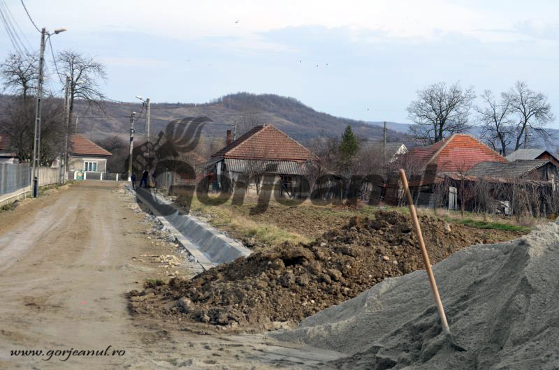 Drumuri de 100 de miliarde de lei! Strada Sf. Dumitru din Turceni, reabilitată de autoritățile locale