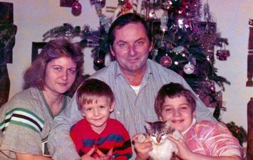 Viorel Gârbaciu, om de cultură şi fost director al Şcolii Populare de Artă Târgu-Jiu, a sărbătorit zilele trecute 40 de ani de căsnicie alături de soţia sa. Imaginea de alături, îi înfăţişează pe soţii Gârbaciu chiar în primul deceniu de căsătorie, ţinându-şi în braţe cei doi băieţi, Iani şi Costinel. Viorel Gârbaciu s-a remarcat de-a lungul anilor la nivelul judeţului şi nu numai prin înfiinţarea Ansamblului „Maria Lătăreţu”, a Trupei de Păpuşari „Pinochio” şi a Orchestrei de Cameră „Lyra Gorjului”, dar şi prin publicarea mai multor cărţi de poezii. Acesta a fost şi realizatorul, timp de mai mulţi ani, a emisiunii radiofonice „Curtea cu prieteni”.