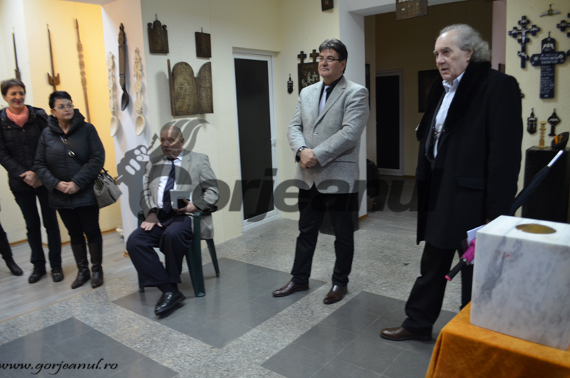 Frumusețea obiectelor tradiționale din lemn, surprinse într-o expoziție