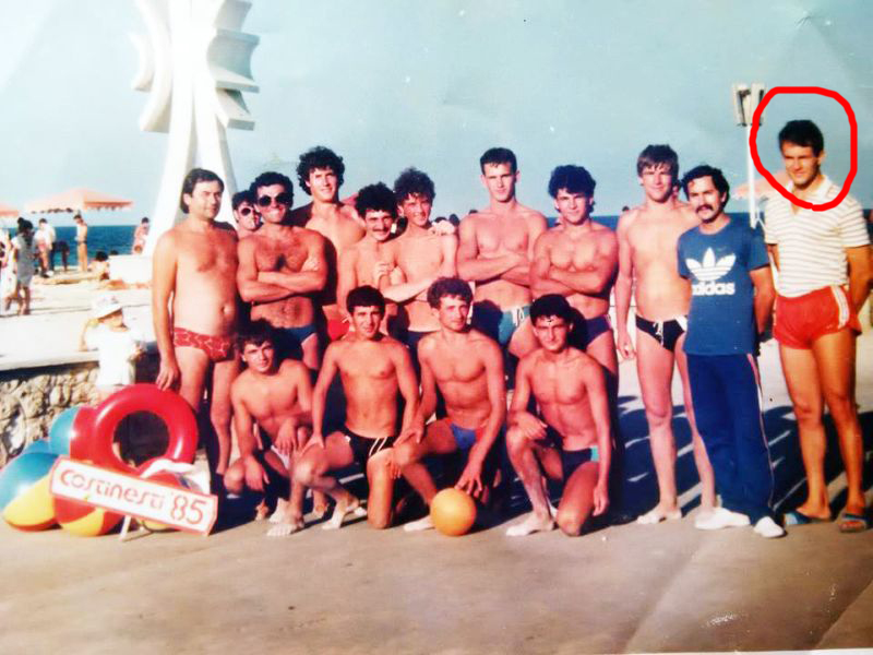 Liviu Andrei, fost prefect al judeţului Gorj şi, ulterior, subprefect de Capitală, a trăit vremuri frumoase alături de prieteni şi colegi în tinereţe. În fotografia alăturată, veche din 1985, acesta apare la Costineşti alături de un grup de colegi profesori şi elevi. „Nici eu nu mă recunosc, dar alţii! Au fost, din păcate, au trecut vremurile. Acum toţi am încărunţit, dar sufletul rămâne tânăr. Vin copiii noştri din urmă. Vă salut pe toţi, să fiţi sănătoşi şi să ne vedem cu bine! Mi-aţi făcut o mare bucurie. Ce vremuri domnule, ce vremuri!”, acesta a fost comentariul lăsat de Liviu Andrei la fotografia distribuită pe o reţea de socializare de un fost coleg de-al său.