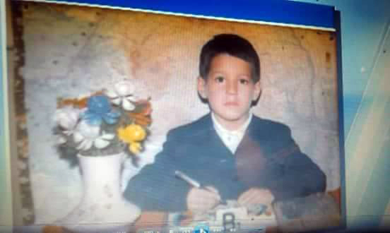 Luis Popa, cunoscut în Târgu-Jiu şi nu numai ca un tânăr ambiţios şi inteligent, care timp de mai mulţi ani a ocupat funcţia de director al sucursalei de la Târgu-Jiu a societăţii Polaris M Holding, a fost încă din primii ani de şcoală un copil studios. Fotografia de alături îl înfăţişează pe acesta având în mâini abecedarul, stiloul şi purtând uniforma şcolară. În prezent, Luis este căsătorit, are o fetiţă şi a fost avansat în funcţie în cadrul aceleiaşi firme.