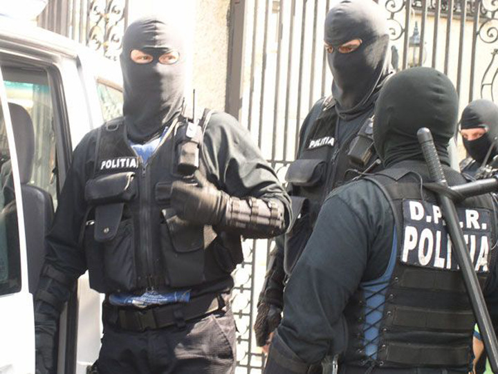 Percheziții la suspecți de evaziune cu piese auto