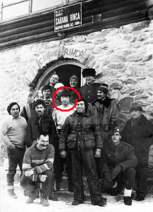 Rânca, anul 1988! Cu aproximativ 28 de ani în urmă, patrula Salvamont Gorj acţiona în zonele cheie ale judeţului pentru prevenirea incidentelor din perioada sezonului de iarnă. Fotografia de alături îl ilustrează pe Sabin Cornoiu, cel care se ocupă încă din anul 1993 de coordonarea echipelor de salvare montană, director al actualului Serviciu Public Judeţean Salvamont Gorj, alături de colegii săi din perioada aceea. În prezent, Salvamont Gorj este o echipă foarte bine sudată, dotată cu echipamente moderne de salvare montană şi foarte apreciată la nivel naţional şi internaţional.