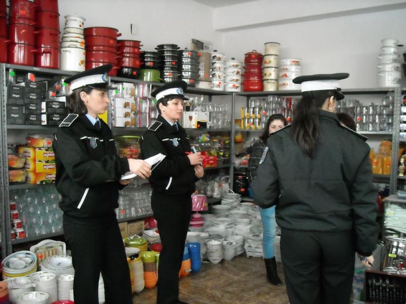 Societățile care practică vânzări cu preț redus, verificate de polițiștii locali