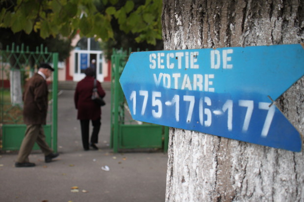 Vot pe capota mobilă! – Toaleta, scuza inculpatelor din Bîlteni în procesul “Referendum”